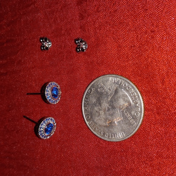 Earrings with sapphire colored stone - Picture 3 of 3